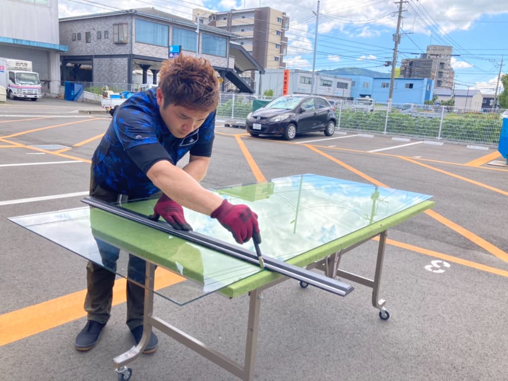 福岡市内にて台風で割れたガラスを交換しました