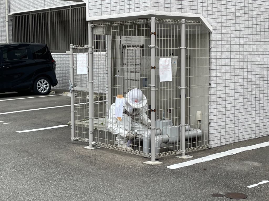 【地域密着】福岡市東区のマンションにてハチの巣駆除【福岡市内/蜂の巣すぐに駆けつけ駆除業者】