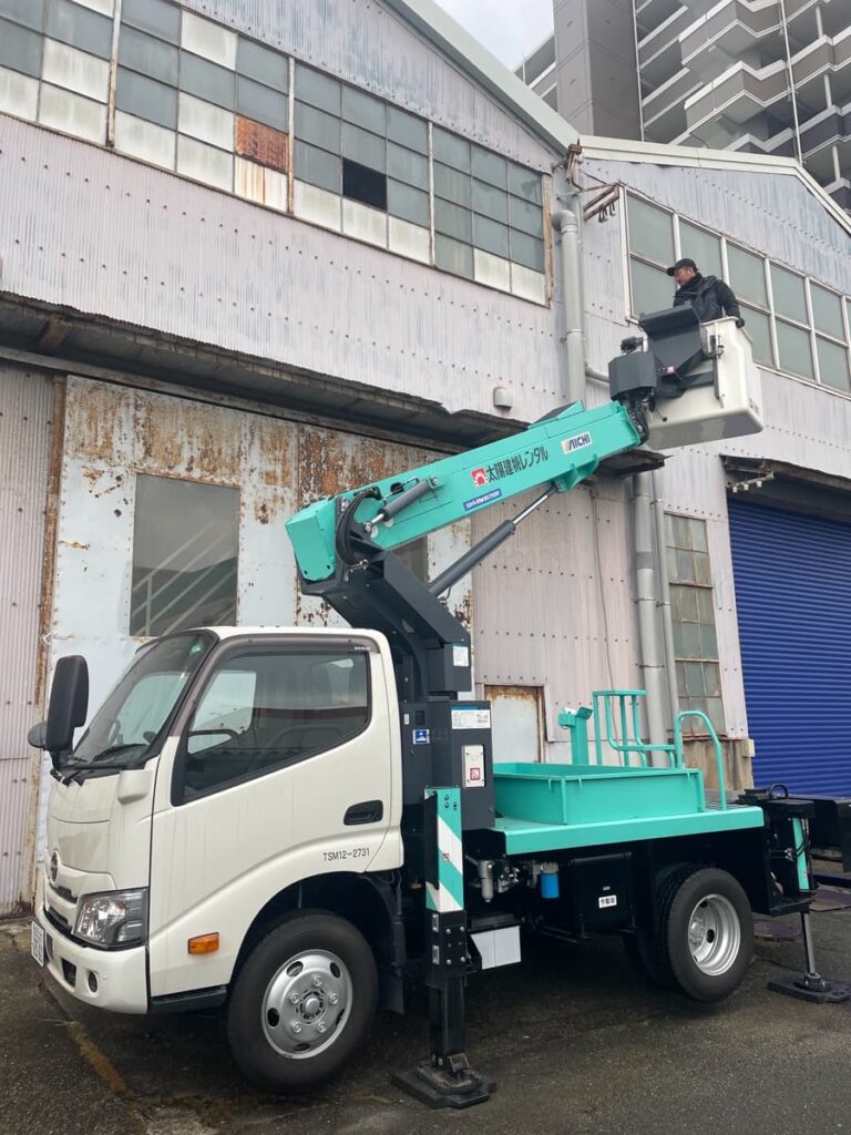 【高い所のガラス交換】博多区の工場にて高所のガラスを交換【福岡市ガラス業者】