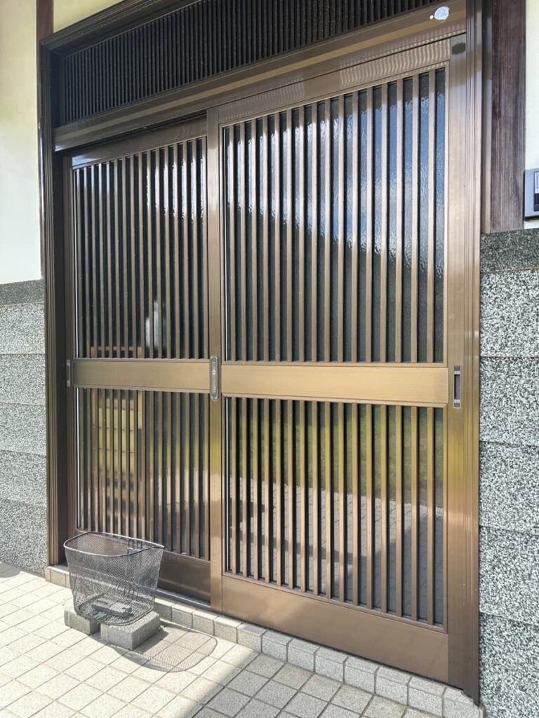 【福岡市早良区】引き戸玄関のガラスを交換【即日訪問/修理可能】